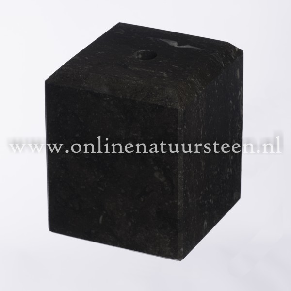 Belgisch hardsteen donker gezoet 30cm hoog facet geslepen 1cm x 1cm.