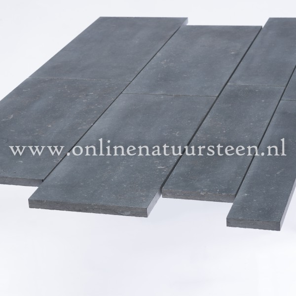 Belgisch hardsteen (gezoet) Banen vrije lengte 20 breed x ca. 2cm dikte 