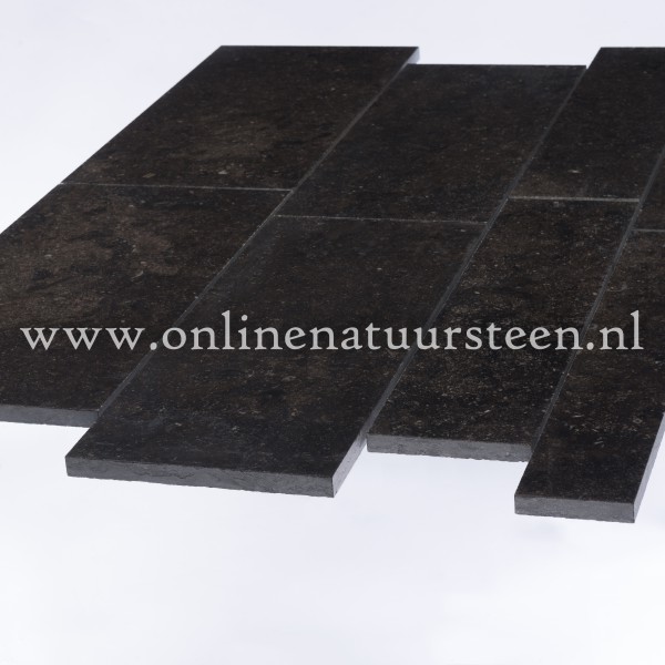Belgisch hardsteen (donker gezoet) Banen vrije lengte 15 breed x ca. 2cm dikte 