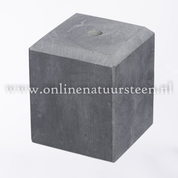 Belgisch hardsteen gezoet 30cm hoog facet geslepen 1cm x 1cm.