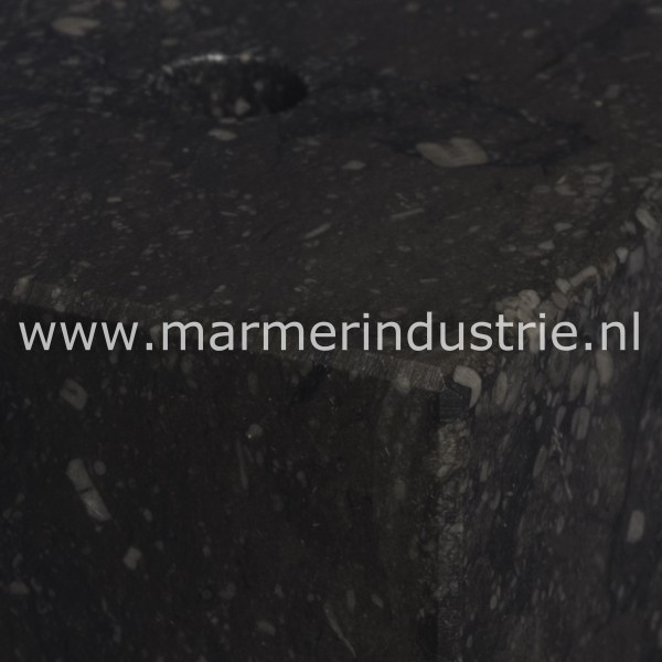 Belgisch hardsteen donker gezoet 10cm hoog.
