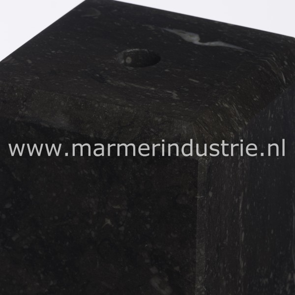 Belgisch hardsteen donker gezoet 10cm hoog facet geslepen 1cm x 1cm.