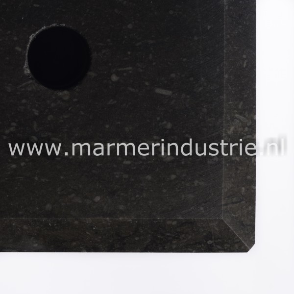 Belgisch hardsteen donker gezoet 10cm hoog facet geslepen 1cm x 1cm.