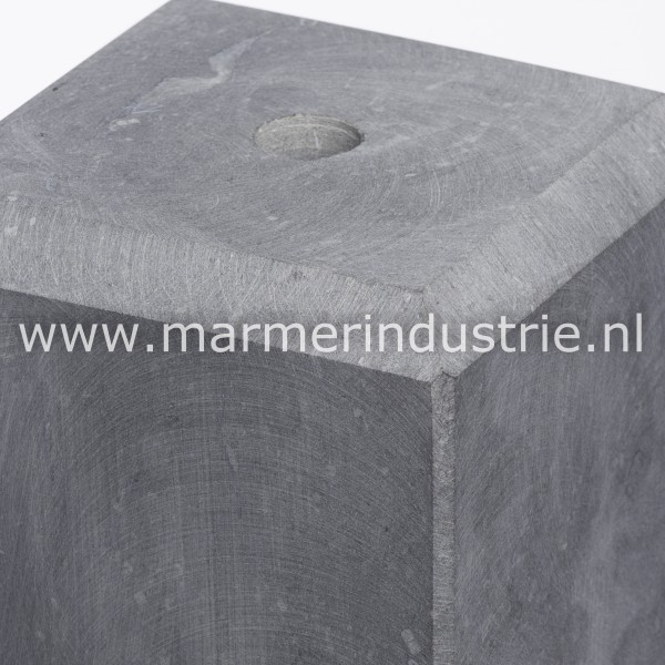 Belgisch hardsteen gezoet 20cm hoog facet geslepen 1cm x 1cm.