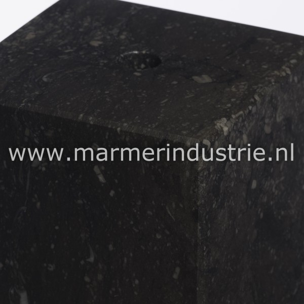 Belgisch hardsteen donker gezoet 20cm hoog.