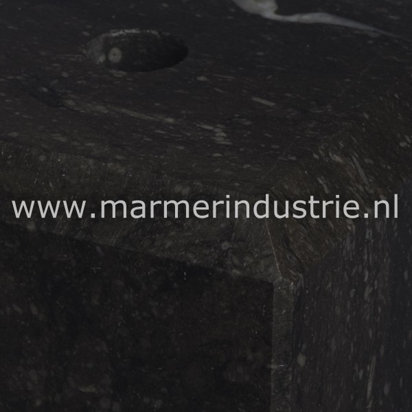 Belgisch hardsteen donker gezoet 25cm hoog facet geslepen 1cm x 1cm.